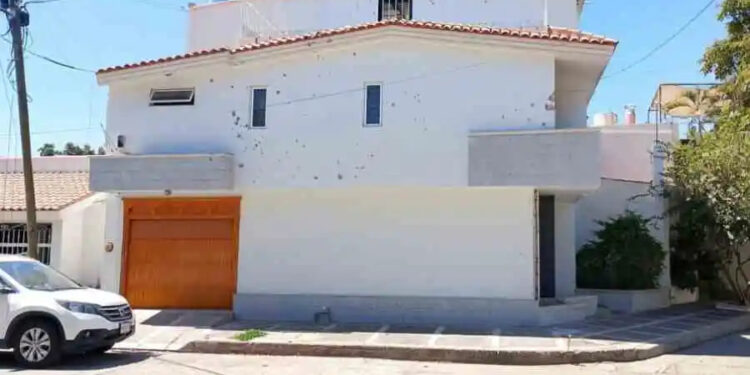 BALEAN RESIDENCIA DE RUBÉN ROCHA EN CULIACÁN; ATACAN PROPIEDAD DE GOBERNADOR CON LICENCIA ACUSADO POR EU DE NEXOS CON EL CÁRTEL DE SINALOA