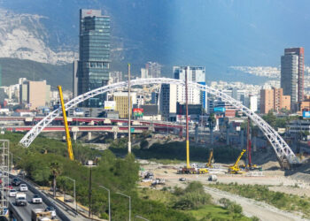 SUPERVISAN SAMUEL Y MARIANA OBRAS DEL PUENTE NUEVO SOBRE RÍO SANTA CATARINA