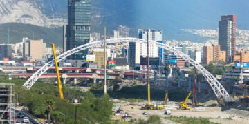 SUPERVISAN SAMUEL Y MARIANA OBRAS DEL PUENTE NUEVO SOBRE RÍO SANTA CATARINA