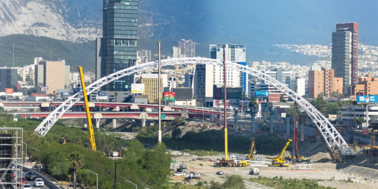 SUPERVISAN SAMUEL Y MARIANA OBRAS DEL PUENTE NUEVO SOBRE RÍO SANTA CATARINA