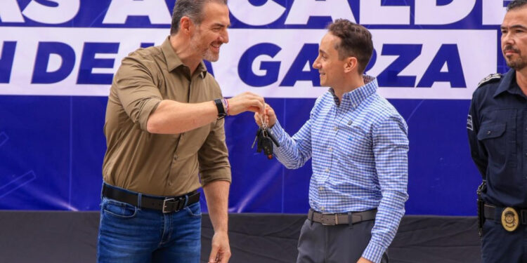 INTENSIFICA ADRIÁN PROMOCIÓN EN MUNICIPIOS FORÁNEOS… ¡CON RECURSOS DE MONTERREY!; AHORA REGALA 10 PATRULLAS DE LA POLICÍA REGIA A LA REGIÓN CITRÍCOLA