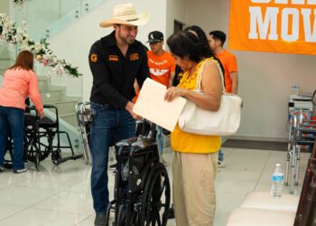 ENTREGA MC SAN NICOLÁS APOYOS A PERSONAS EN SITUACIÓN VULNERABLE, GESTIONAN ALE MORALES Y GLEN VILLARREAL MÁS DE 120 APARATOS DE MOVILIDAD
