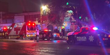 EJECUTAN A HOMBRE EN BAR WATEKE; DEJA ATAQUE OTRO LESIONADO EN MONTERREY MIENTRAS ADRIÁN REGALA LAS PATRULLAS DE LA POLICÍA REGIA