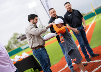 ENTREGA RAÚL CANTÚ UNIFORMES A NIÑOS QUE REPRESENTARÁN A SALINAS VICTORIA EN EL NACIONAL DE LIGAS PEQUEÑAS