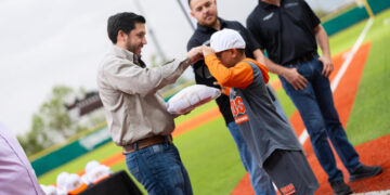 ENTREGA RAÚL CANTÚ UNIFORMES A NIÑOS QUE REPRESENTARÁN A SALINAS VICTORIA EN EL NACIONAL DE LIGAS PEQUEÑAS 2 ENTREGA RAÚL CANTÚ UNIFORMES A NIÑOS QUE REPRESENTARÁN A SALINAS VICTORIA EN EL NACIONAL DE LIGAS PEQUEÑAS
