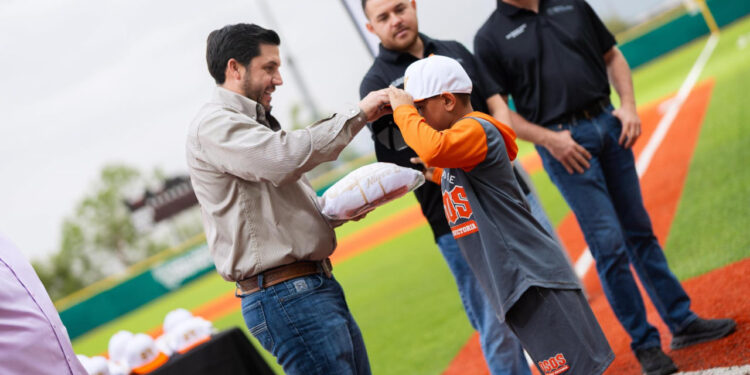 ENTREGA RAÚL CANTÚ UNIFORMES A NIÑOS QUE REPRESENTARÁN A SALINAS VICTORIA EN EL NACIONAL DE LIGAS PEQUEÑAS