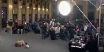 ‘YO PERSIGUIENDO MIS SUEÑOS EN 2026’; REPORTERA CAE DE BRUCES POR TOMAR BALÓN QUE LANZA SHEINBAUM EN LA MAÑANERA