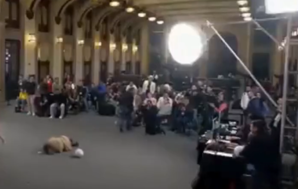 ‘YO PERSIGUIENDO MIS SUEÑOS EN 2026’; REPORTERA CAE DE BRUCES POR TOMAR BALÓN QUE LANZA SHEINBAUM EN LA MAÑANERA