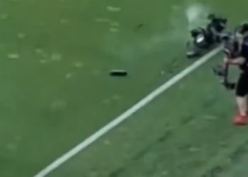 SE DESPLOMA CÁMARA DESDE LO ALTO DE ESTADIO DURANTE JUEGO AMISTOSO ENTRE HUNGRÍA Y KAZAJISTÁN