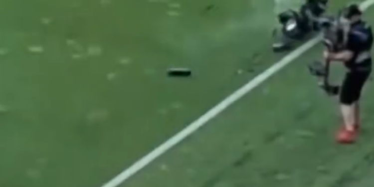 SE DESPLOMA CÁMARA DESDE LO ALTO DE ESTADIO DURANTE JUEGO AMISTOSO ENTRE HUNGRÍA Y KAZAJISTÁN 1 SE DESPLOMA CÁMARA DESDE LO ALTO DE ESTADIO DURANTE JUEGO AMISTOSO ENTRE HUNGRÍA Y KAZAJISTÁN