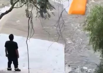 ASÍ CRECIÓ EL CAUDAL DEL RÍO LA SILLA; CAPTAN DESBORDAMIENTO QUE INUNDA ANDADORES EN 12 SEGUNDOS