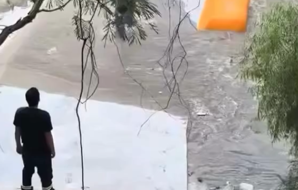 ASÍ CRECIÓ EL CAUDAL DEL RÍO LA SILLA; CAPTAN DESBORDAMIENTO QUE INUNDA ANDADORES EN 12 SEGUNDOS