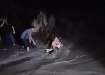 RESCATAN A 20 PERSONAS EN EL RÍO LA SILLA; PADRE SALVA A SU HIJA DE LA CORRIENTE