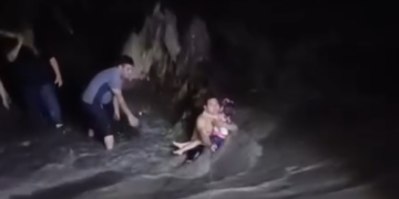 RESCATAN A 20 PERSONAS EN EL RÍO LA SILLA; PADRE SALVA A SU HIJA DE LA CORRIENTE 2 RESCATAN A 20 PERSONAS EN EL RÍO LA SILLA; PADRE SALVA A SU HIJA DE LA CORRIENTE