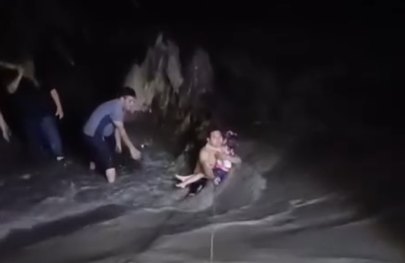 RESCATAN A 20 PERSONAS EN EL RÍO LA SILLA; PADRE SALVA A SU HIJA DE LA CORRIENTE 1 RESCATAN A 20 PERSONAS EN EL RÍO LA SILLA; PADRE SALVA A SU HIJA DE LA CORRIENTE