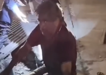 RESCATAN A HOMBRE ATRAPADO 8 HORAS BAJO UNA ALCANTARILLA EN APODACA