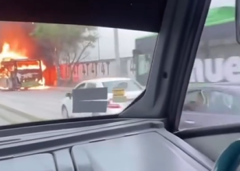 SE INCENDIA CAMIÓN DE LA RUTA 527 EN APODACA; NO REPORTAN LESIONADOS