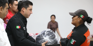 ENTREGA RAÚL CANTÚ UNIFORMES A POLICÍAS Y ELEMENTOS DE PROTECCIÓN CIVIL