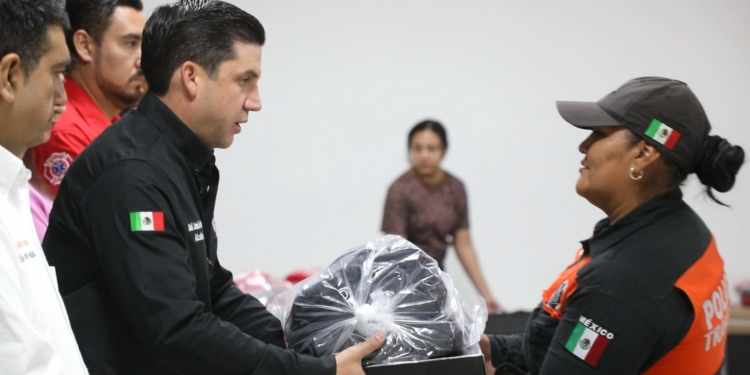 ENTREGA RAÚL CANTÚ UNIFORMES A POLICÍAS Y ELEMENTOS DE PROTECCIÓN CIVIL