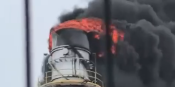 FALLA EN DOS BOCAS OBLIGA A DESALOJAR LA REFINERÍA