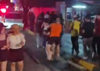 PELEAN HOLANDESES CON MEXICANOS EN BARRIO ANTIGUO; LOS BAÑAN DE ESPUMA Y RESPONDEN A GOLPES