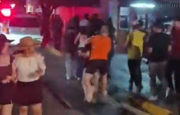PELEAN HOLANDESES CON MEXICANOS EN BARRIO ANTIGUO; LOS BAÑAN DE ESPUMA Y RESPONDEN A GOLPES