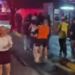PELEAN HOLANDESES CON MEXICANOS EN BARRIO ANTIGUO; LOS BAÑAN DE ESPUMA Y RESPONDEN A GOLPES