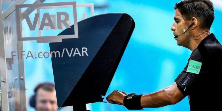 ALGORITMOS EN LA CANCHA: LA FIFA DESPLIEGA REVOLUCIONARIO SISTEMA DE INTELIGENCIA ARTIFICIAL PARA REVOLUCIONAR EL ARBITRAJE EN EL MUNDIAL 2026 1 ALGORITMOS EN LA CANCHA: LA FIFA DESPLIEGA REVOLUCIONARIO SISTEMA DE INTELIGENCIA ARTIFICIAL PARA REVOLUCIONAR EL ARBITRAJE EN EL MUNDIAL 2026
