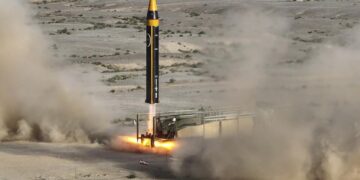 FUEGO CRUZADO EN LAS RUTAS DE CRUDO: IRÁN ATACA BUQUE VINCULADO A ESTADOS UNIDOS EN EL ESTRECHO DE ORMUZ TRAS EMBESTIDA A PETROLERO