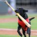 DECISIÓN RADICAL POR EL BIENESTAR ANIMAL: LOS DODGERS DE LOS ÁNGELES CANCELAN DEFINITIVAMENTE EL ESPECTÁCULO DE LOS PERROS RECOGEBATES