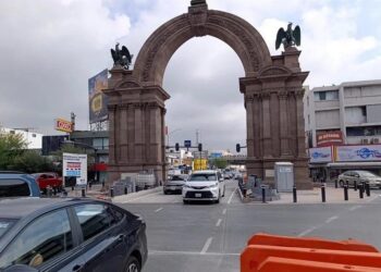 REABREN CIRCULACIÓN VIAL BAJO EL ARCO DE LA INDEPENDENCIA; COMPLICA MUNICIPIO CRUCE DE PERSONAS ANTE DEMOLICIÓN DE ÁREA PEATONAL