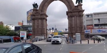 REABREN CIRCULACIÓN VIAL BAJO EL ARCO DE LA INDEPENDENCIA; COMPLICA MUNICIPIO CRUCE DE PERSONAS ANTE DEMOLICIÓN DE ÁREA PEATONAL