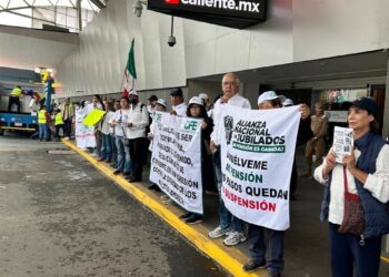 PROTESTAN JUBILADOS DE CFE Y PEMEX POR PENSIONES; LANZAN RECLAMO AL GOBIERNO FEDERAL EN AEROPUERTO DE MONTERREY