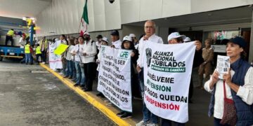 PROTESTAN JUBILADOS DE CFE Y PEMEX POR PENSIONES; LANZAN RECLAMO AL GOBIERNO FEDERAL EN AEROPUERTO DE MONTERREY