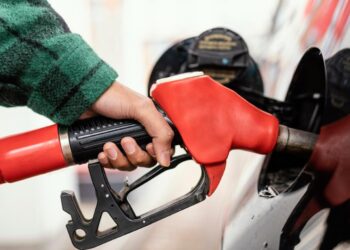 VAPORES BAJO LA LUPA: ESTUDIO VINCULA COMPUESTOS DE LA GASOLINA CON EL RIESGO DE CÁNCER DE MAMA Y ENFERMEDADES NEURODEGENERATIVAS
