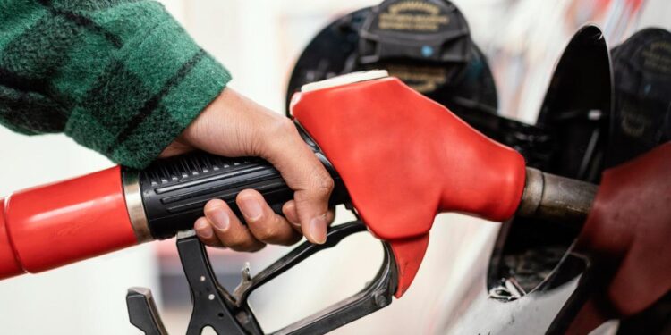 VAPORES BAJO LA LUPA: ESTUDIO VINCULA COMPUESTOS DE LA GASOLINA CON EL RIESGO DE CÁNCER DE MAMA Y ENFERMEDADES NEURODEGENERATIVAS