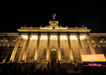 ENCIENDEN NUEVA ILUMINACIÓN ARQUITECTÓNICA DE PALACIO DE GOBIERNO; ENTREGAN RESTAURACIÓN DE LA VICTORIA ALADA