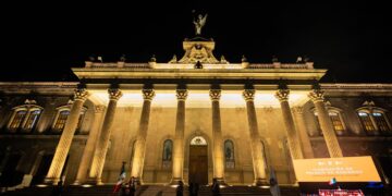 ENCIENDEN NUEVA ILUMINACIÓN ARQUITECTÓNICA DE PALACIO DE GOBIERNO; ENTREGAN RESTAURACIÓN DE LA VICTORIA ALADA