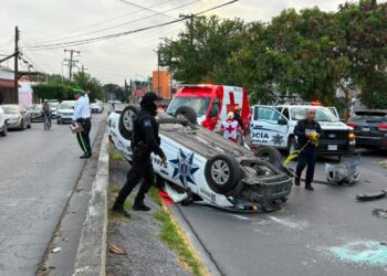 DORMITA POLICÍA DE SAN NICOLÁS Y VUELCA PATRULLA; SUFRE PAREJA ATAQUE DE ANSIEDAD