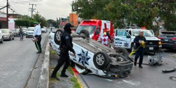 DORMITA POLICÍA DE SAN NICOLÁS Y VUELCA PATRULLA; SUFRE PAREJA ATAQUE DE ANSIEDAD
