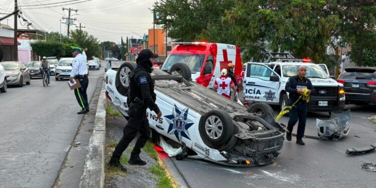 DORMITA POLICÍA DE SAN NICOLÁS Y VUELCA PATRULLA; SUFRE PAREJA ATAQUE DE ANSIEDAD 1 DORMITA POLICÍA DE SAN NICOLÁS Y VUELCA PATRULLA; SUFRE PAREJA ATAQUE DE ANSIEDAD