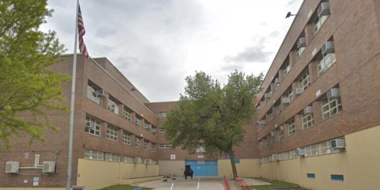 TRAGEDIA EN LAS AULAS DE NUEVA YORK: INVESTIGAN LA MUERTE DE UN ESTUDIANTE DE 15 AÑOS ASOCIADA A UN PELIGROSO RETO DE ASFIXIA EN REDES SOCIALES