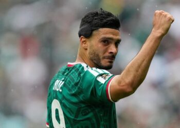 LLANTO DE REDENCIÓN EN EL COLISEO DE SANTA ÚRSULA: RAÚL JIMÉNEZ FIRMA SU PRIMER GOL MUNDIALISTA EN EL ESTRECHO DEBUT DE MÉXICO Y SE LO DEDICA A SU PADRE