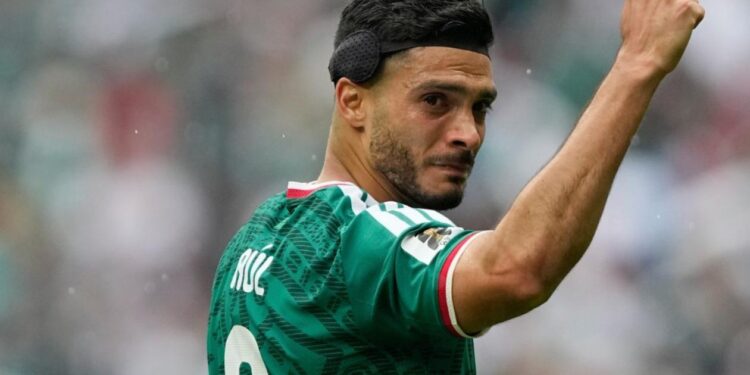 LLANTO DE REDENCIÓN EN EL COLISEO DE SANTA ÚRSULA: RAÚL JIMÉNEZ FIRMA SU PRIMER GOL MUNDIALISTA EN EL ESTRECHO DEBUT DE MÉXICO Y SE LO DEDICA A SU PADRE