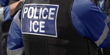 POLÍTICA MIGRATORIA BAJO ESCRUTINIO: REPORTES INDEPENDIENTES REVELAN QUE SOLO EL 7% DE LOS DETENIDOS POR ICE TIENE ANTECEDENTES DE VIOLENCIA 2 POLÍTICA MIGRATORIA BAJO ESCRUTINIO: REPORTES INDEPENDIENTES REVELAN QUE SOLO EL 7% DE LOS DETENIDOS POR ICE TIENE ANTECEDENTES DE VIOLENCIA