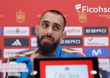 PACTO EN LA CONCENTRACIÓN DE LA ROJA: BORJA IGLESIAS ELEVA LA APUESTA Y PROMETE TATUARSE EL ROSTRO DE LUIS DE LA FUENTE SI ESPAÑA CONQUISTA EL MUNDIAL 2026