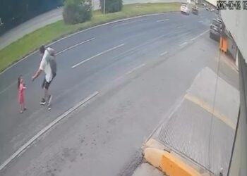 SALVA A NIÑA DE ATROPELLO EN CARRETERA NACIONAL; MENOR INTENTA CRUZAR Y ES RESCATADA POR UN HOMBRE