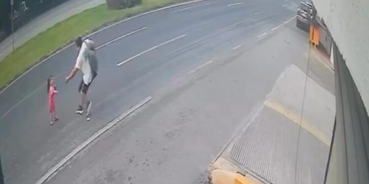 SALVA A NIÑA DE ATROPELLO EN CARRETERA NACIONAL; MENOR INTENTA CRUZAR Y ES RESCATADA POR UN HOMBRE 1 SALVA A NIÑA DE ATROPELLO EN CARRETERA NACIONAL; MENOR INTENTA CRUZAR Y ES RESCATADA POR UN HOMBRE