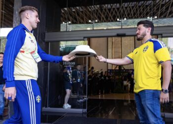 LLEGA SUECIA A MONTERREY; RECIBE SAMUEL A SELECCIÓN EUROPEA EN LA VÍSPERA DEL PRIMER JUEGO DEL MUNDIAL EN NL