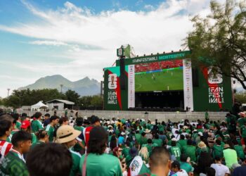 45 GRADOS, UN CHINGO DE CERVEZA Y UN MONTÓN DE SOMBRERUDOS ABARROTANDO EL FAN FEST EN NUEVO LEÓN